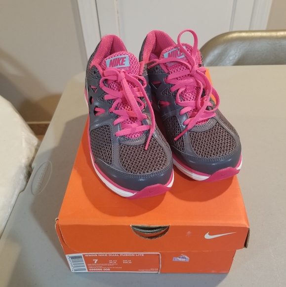 Like New nike shoes - Picture 1 of 3